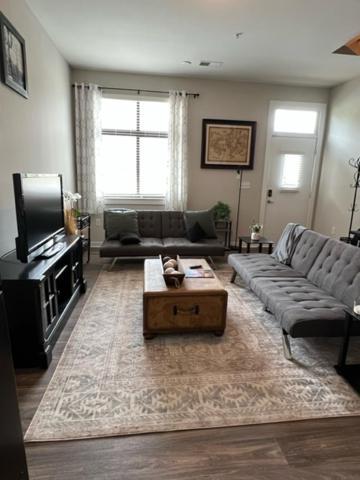 Uptown Gem Spacious With Parking-wifi-10 Min Walk To Spectrum Center Apartment Charlotte