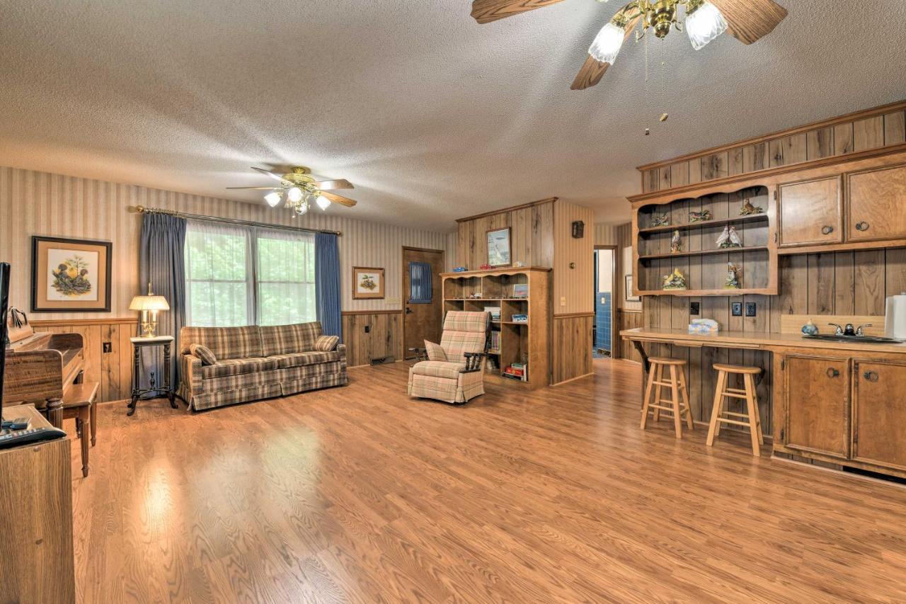 Holiday home Cozy Retreat With Yard About 5 Mi To Dtwn Charlotte