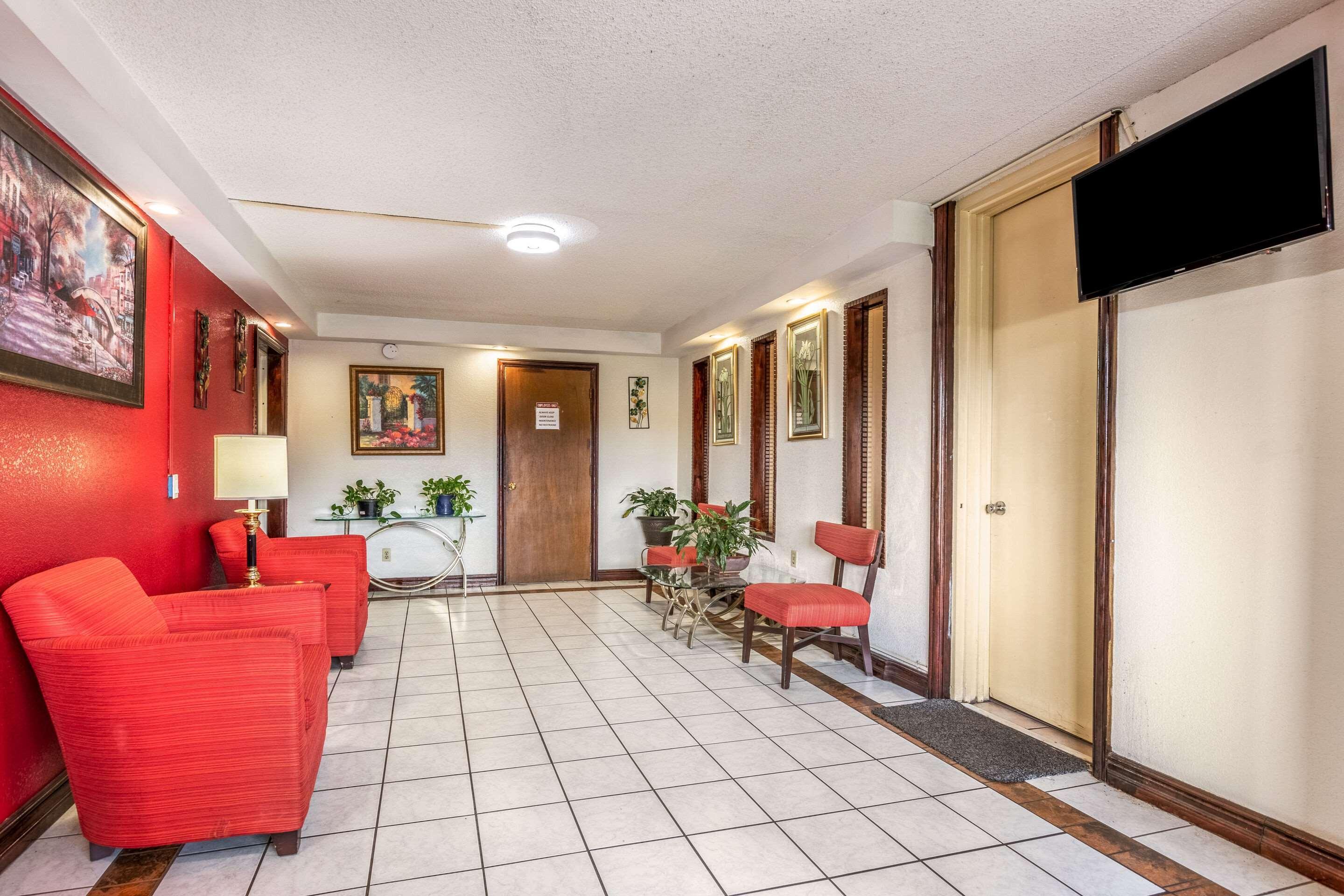 Econo Airport Area Lodge