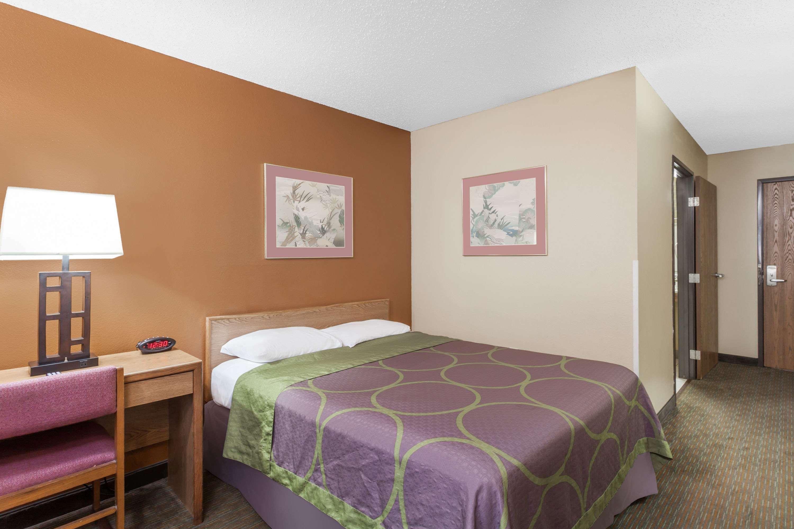 Hotel Super 8 By Wyndham Charlotte/amusement Park Area *