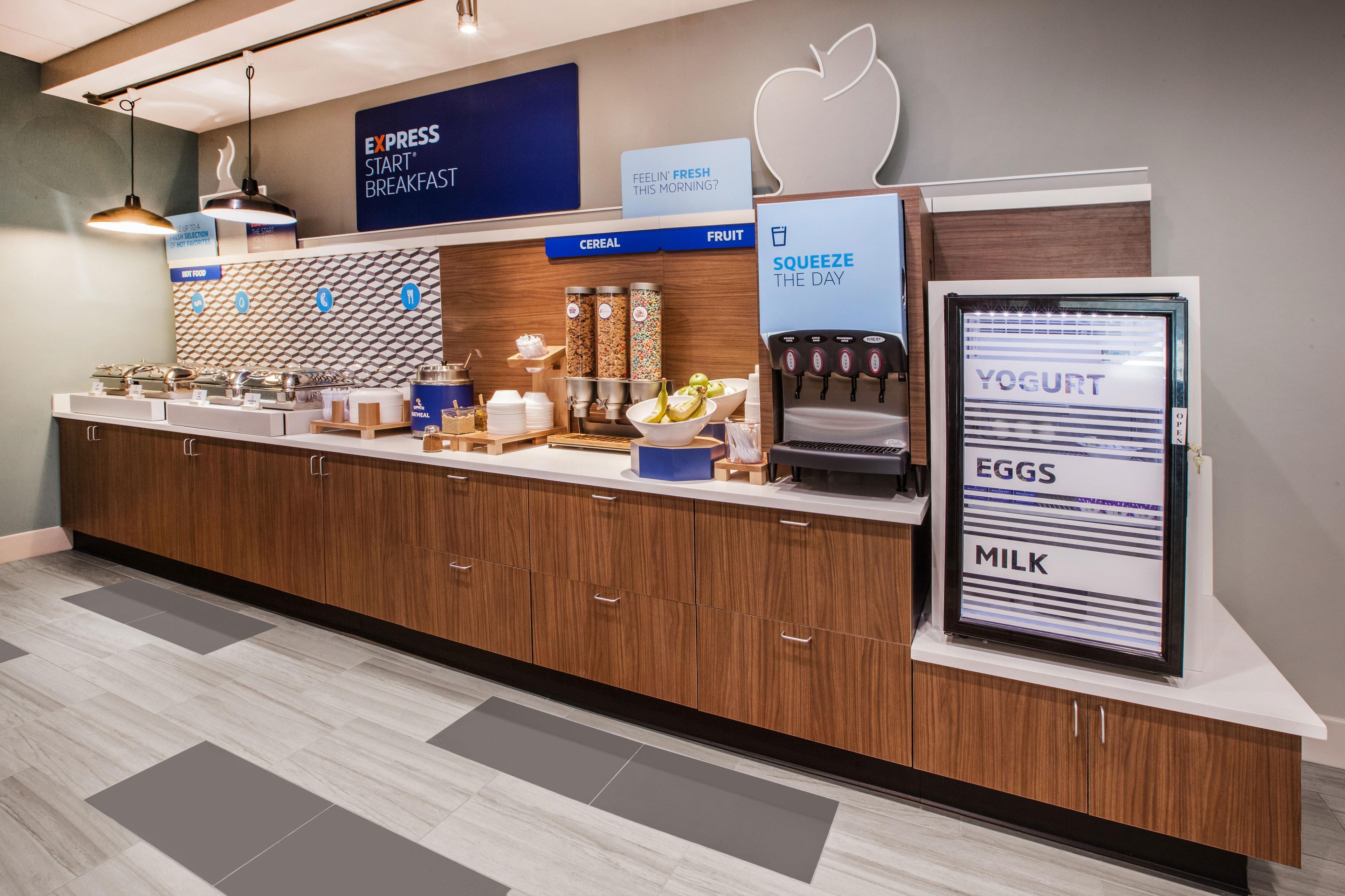 Express & - Airport By Ihg Hotel