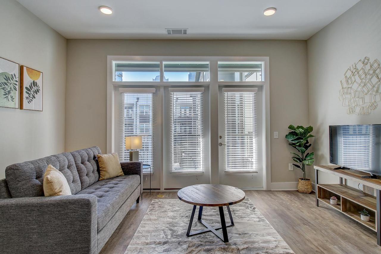 Frontdesk 500 West Trade Apts Fourth Ward Charlotte