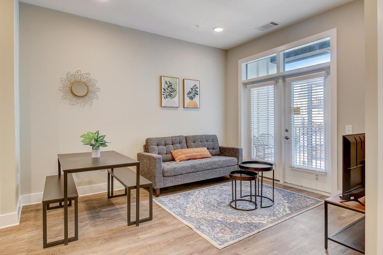Frontdesk 500 West Trade Apts Fourth Ward Apartment Charlotte