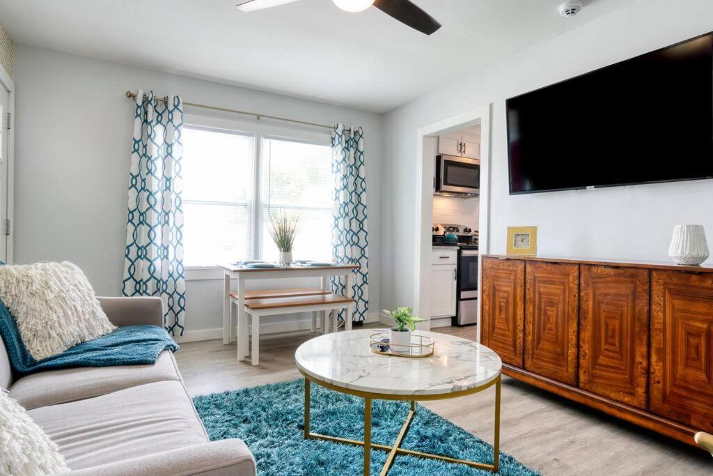 2br 1ba Duplex House King Beds Great For Small Groups Close To Uptown Attractions Apartment Charlotte