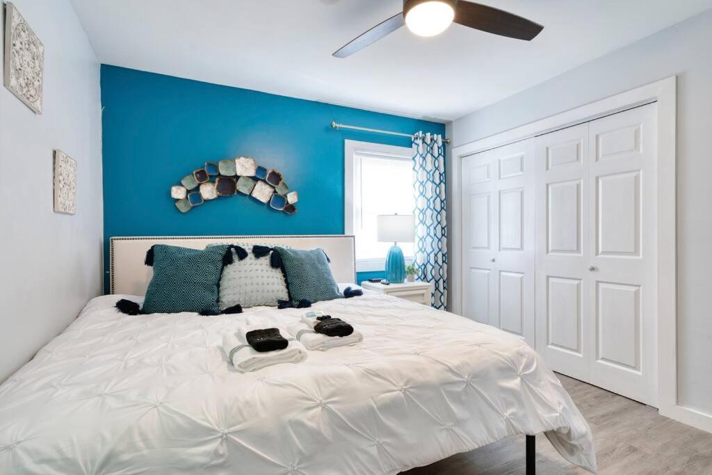 2br 1ba Duplex House King Beds Great For Small Groups Close To Uptown Attractions Apartment
