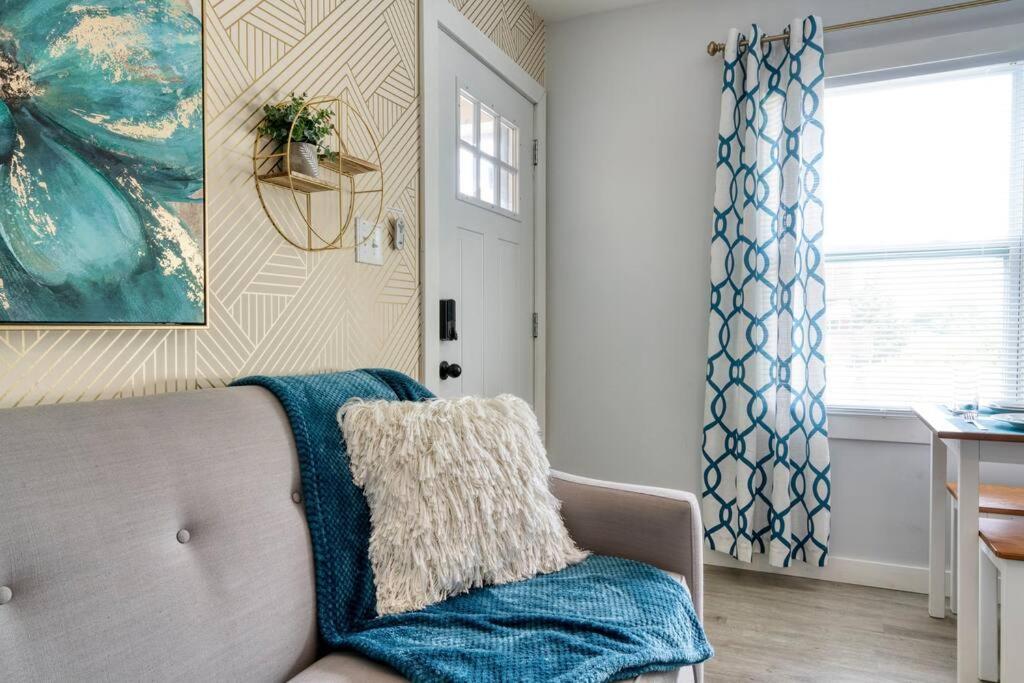 Apartment 2br 1ba Duplex House King Beds Great For Small Groups Close To Uptown Attractions *