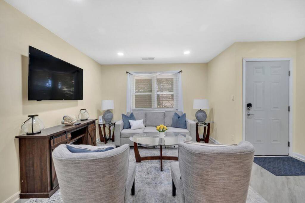 Cozy 2 Bedroom Duplex In Charlotte, Jacuzzi, Sleeps 6 2 Holiday home