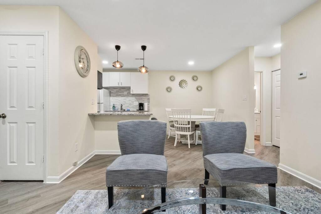 Cozy 2 Bedroom Duplex In Charlotte, Jacuzzi, Sleeps 6 2