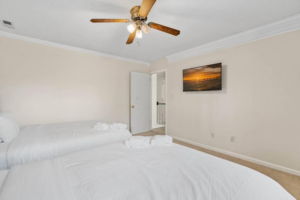 Cozy 4b 2 5b King Beds Jacuzzi Holiday home Charlotte