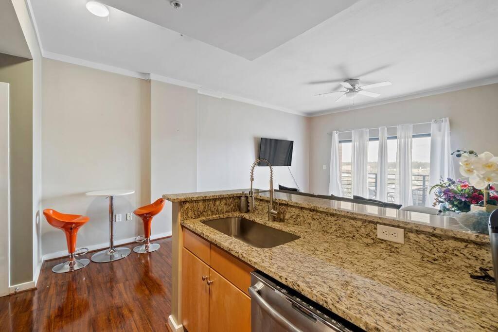 Cozy @ Nc! W/pool- Walk To Uptown Apartment *