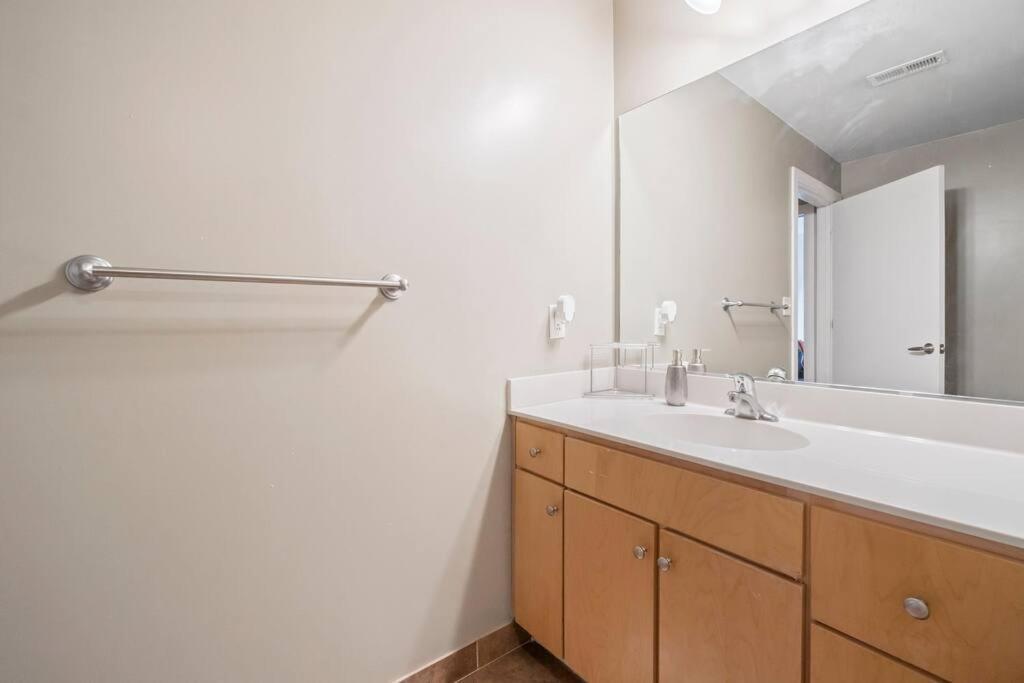 Cozy @ Nc! W/pool- Walk To Uptown Apartment *