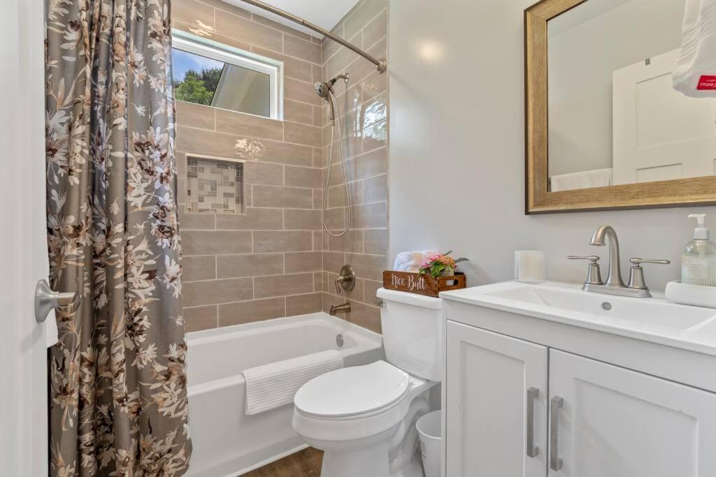 Cheerful 3 Bedroom-long Term Close To Uptown Holiday home