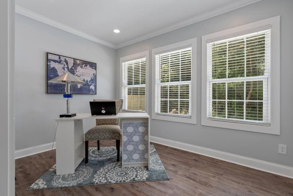Cheerful 3 Bedroom-long Term Close To Uptown *