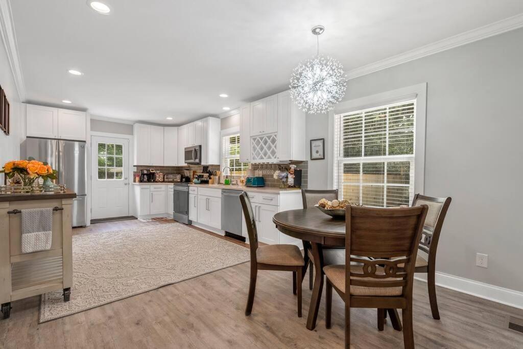 Cheerful 3 Bedroom-long Term Close To Uptown Holiday home