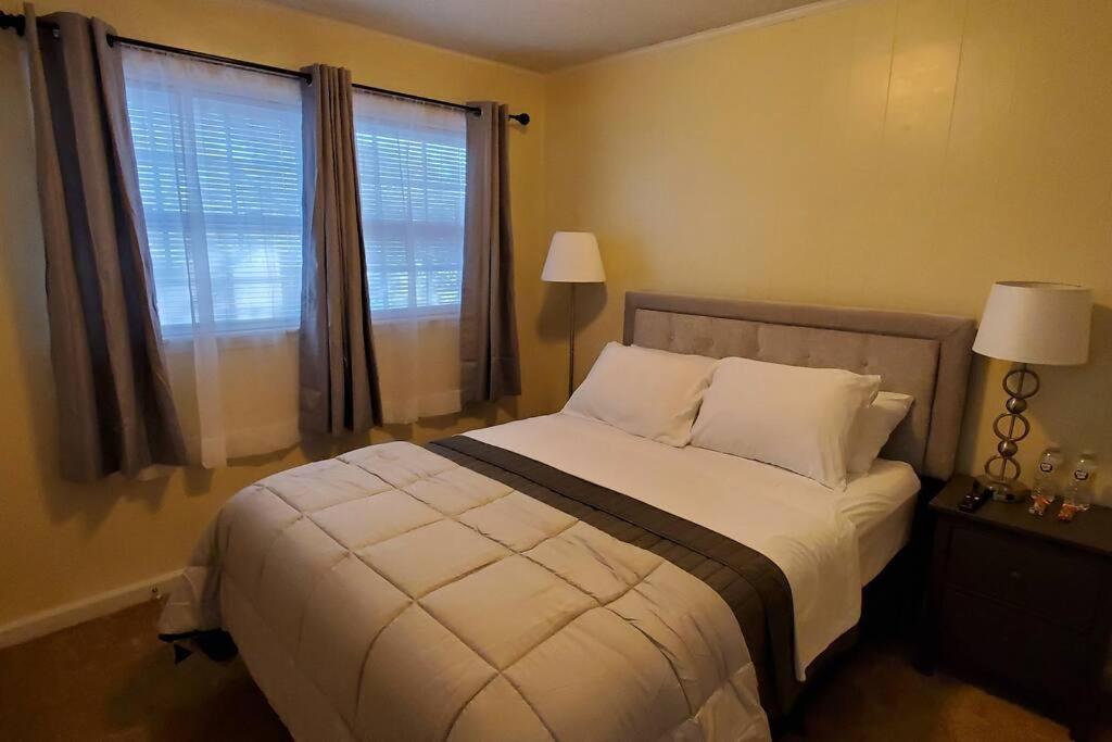 7, Sleep 6, Walk To Attractions In Uptown Apartment *