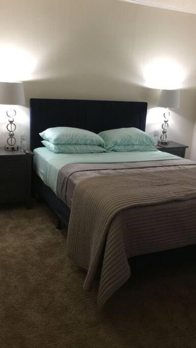 Apartment 6, Sleep 4, Walk To Attractions In Uptown