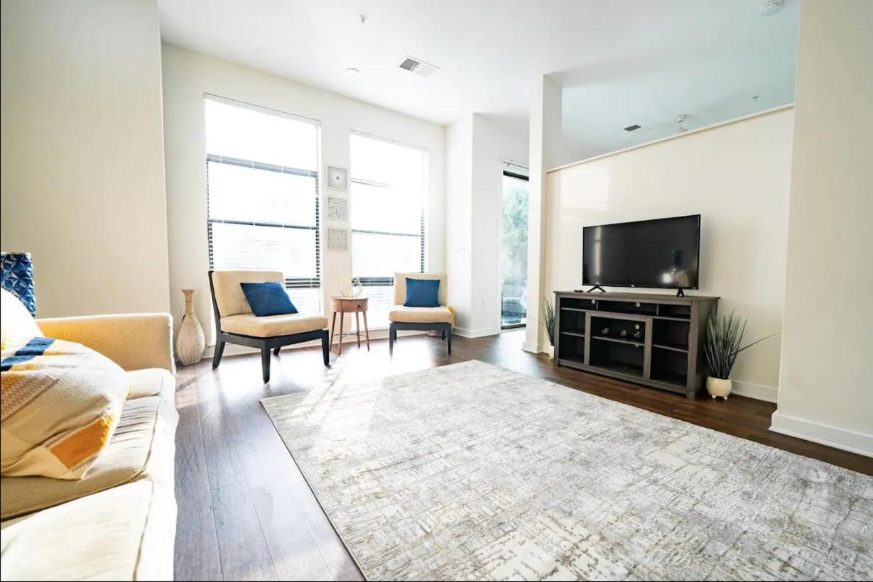Luxury Uptown Wi-fi Gym Pool Shops Food! Apt 228 Apartment *