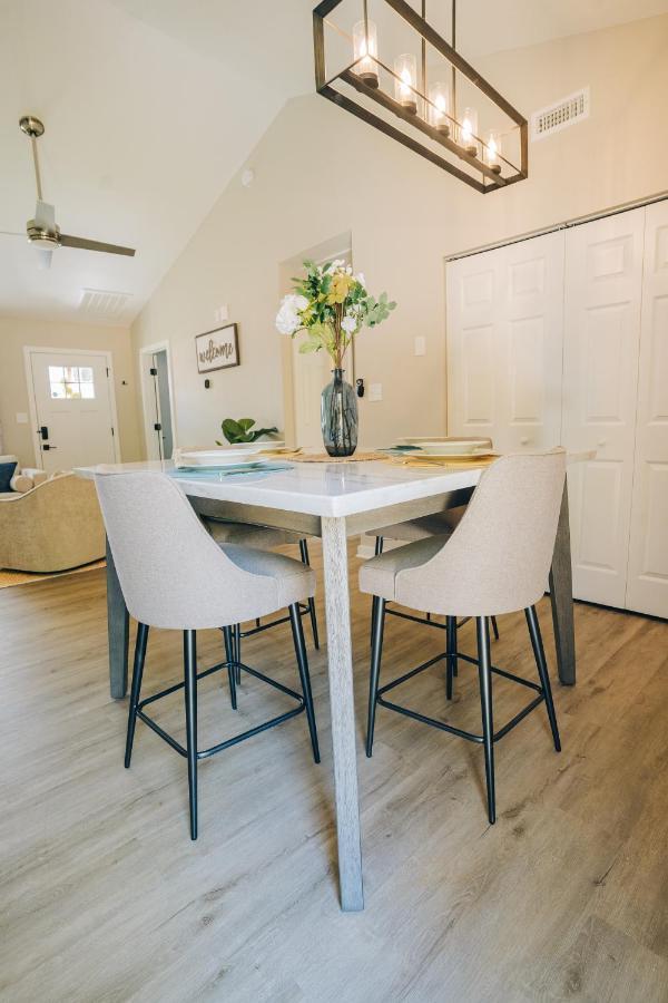 Holiday home Retreat - 4 Bedroom Oasis With King & Private Yard Near Downtown