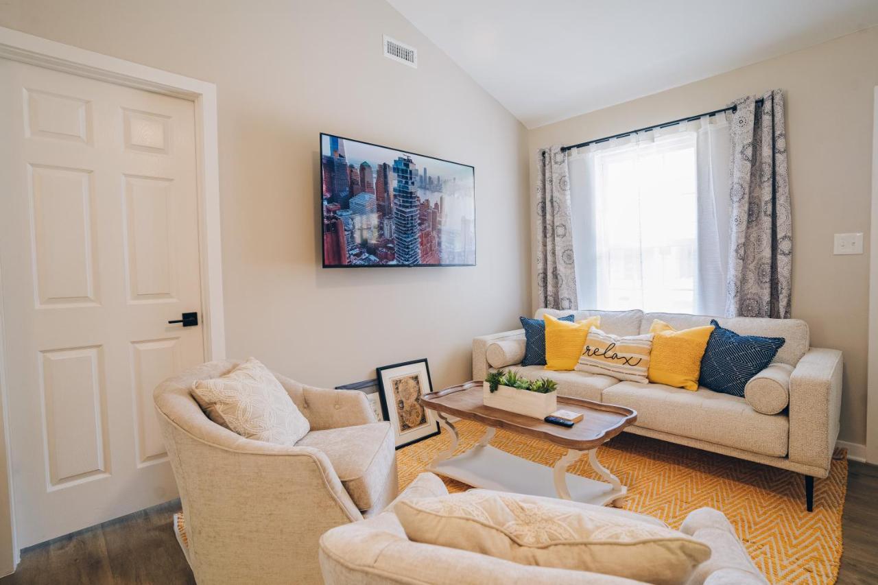 Retreat - 4 Bedroom Oasis With King & Private Yard Near Downtown *