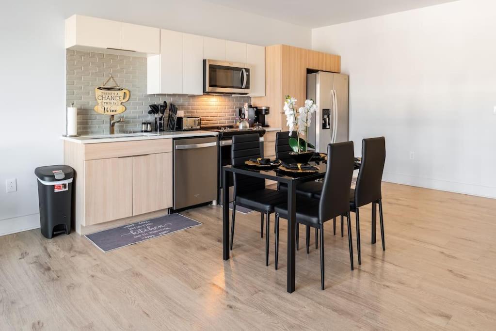 Apartment Luxurious & Comfy Downtown Oasis ~ Views ~ Parking *
