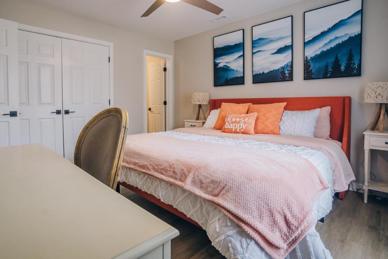 Holiday home Retreat - 4 Bedroom Oasis With King & Private Yard Near Downtown *