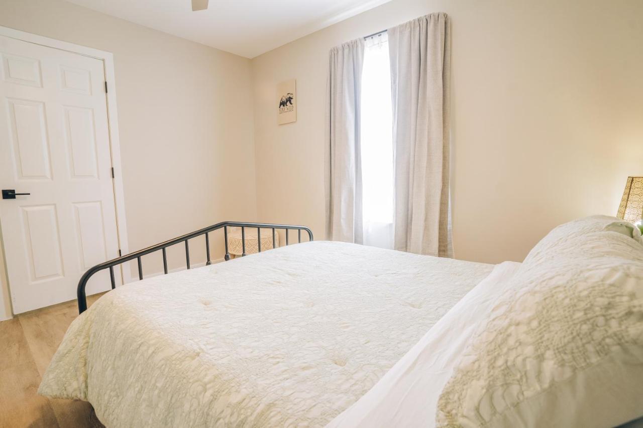 Holiday home Retreat - 4 Bedroom Oasis With King & Private Yard Near Downtown *
