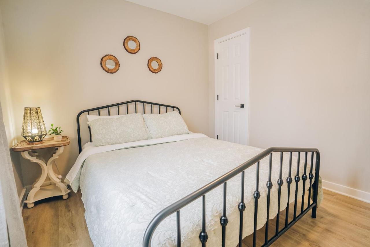 Retreat - 4 Bedroom Oasis With King & Private Yard Near Downtown Holiday home *