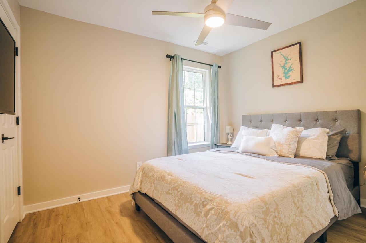 Retreat - 4 Bedroom Oasis With King & Private Yard Near Downtown *