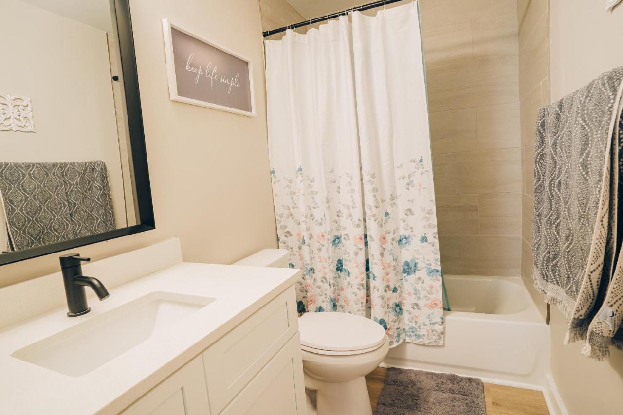 Holiday home Retreat - 4 Bedroom Oasis With King & Private Yard Near Downtown Charlotte