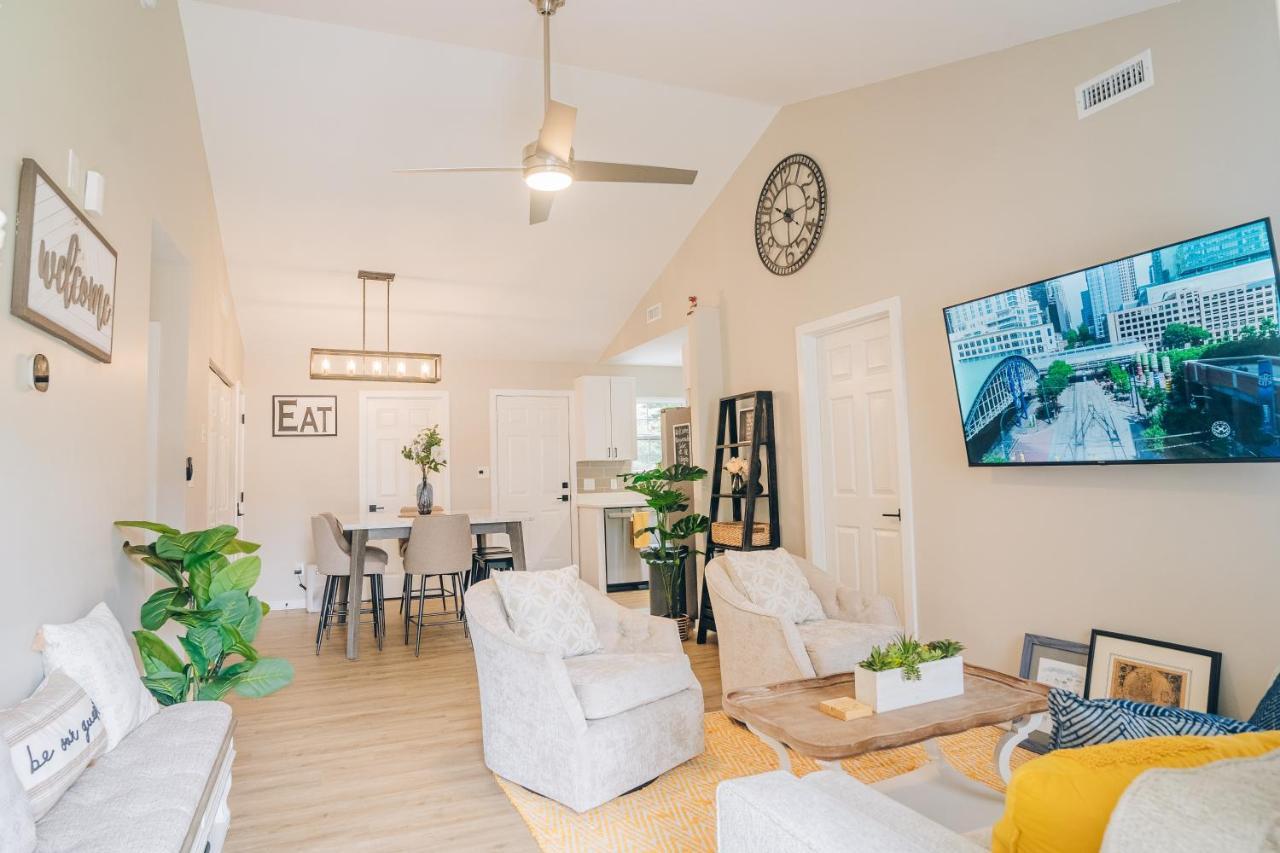 Holiday home Retreat - 4 Bedroom Oasis With King & Private Yard Near Downtown