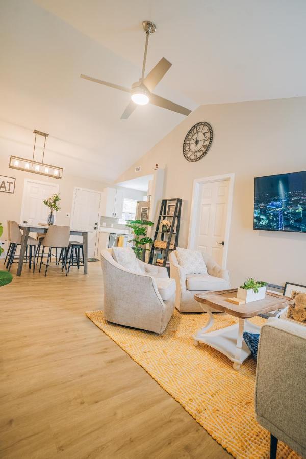 Retreat - 4 Bedroom Oasis With King & Private Yard Near Downtown *