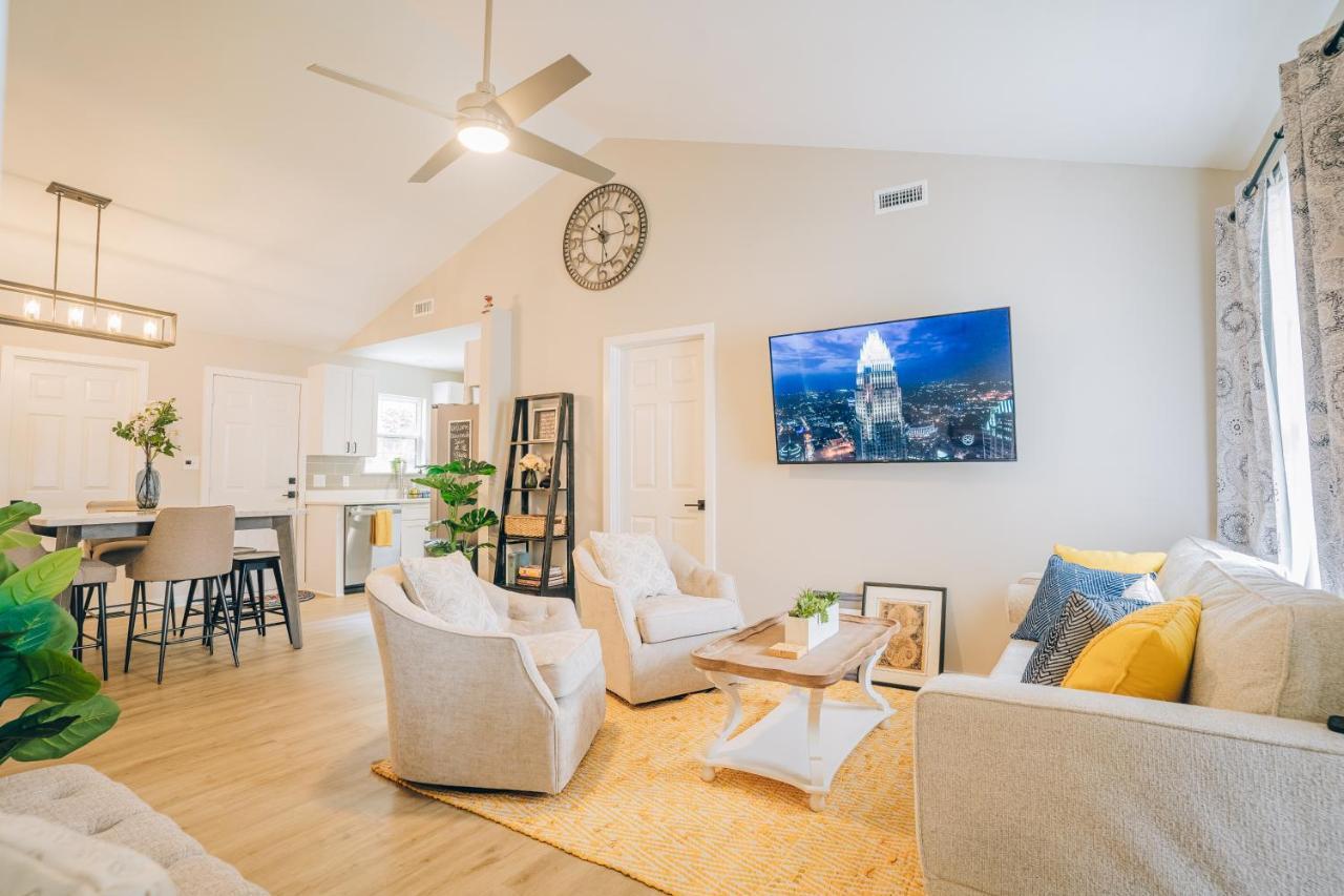 Holiday home Retreat - 4 Bedroom Oasis With King & Private Yard Near Downtown *