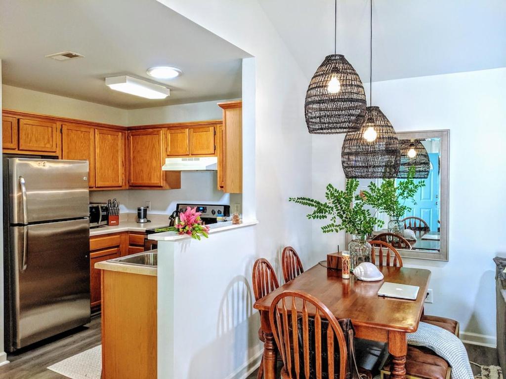 Rare Downtown Matthews Walk 2 Shops Restauraunts Hike Clt 2 Bedroom Not 3br Holiday home *