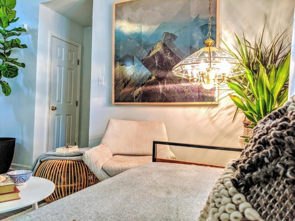 Rare Downtown Matthews Walk 2 Shops Restauraunts Hike Clt 2 Bedroom Not 3br Holiday home Charlotte