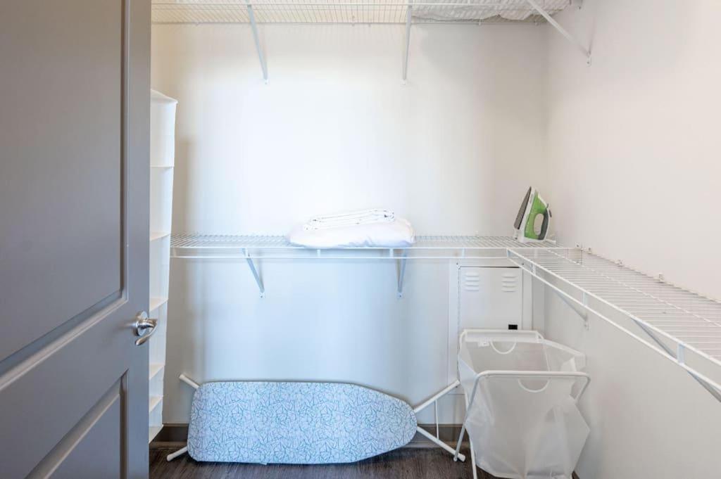 Urban Living 1br In Uptown Area With Pool *