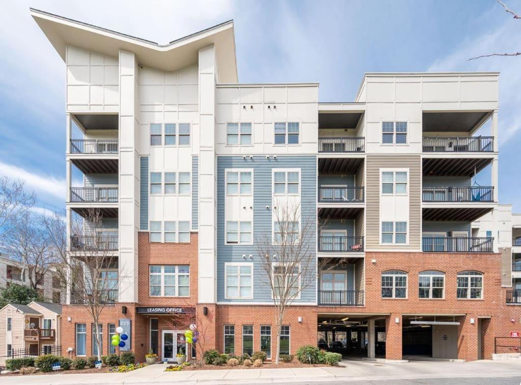 Urban Living 1br In Uptown Area With Pool