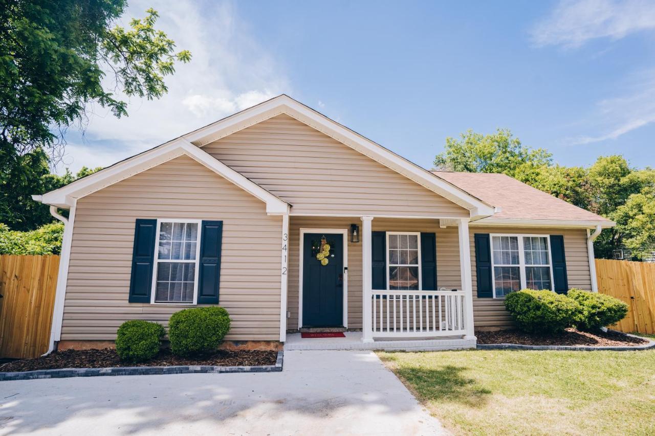 Retreat - 4 Bedroom Oasis With King & Private Yard Near Downtown Charlotte