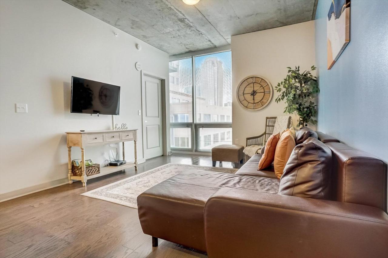 Apartment Frontdesk Uptown Apts With Views