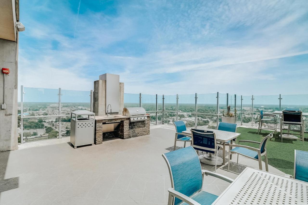 Frontdesk Uptown Apts With Views
