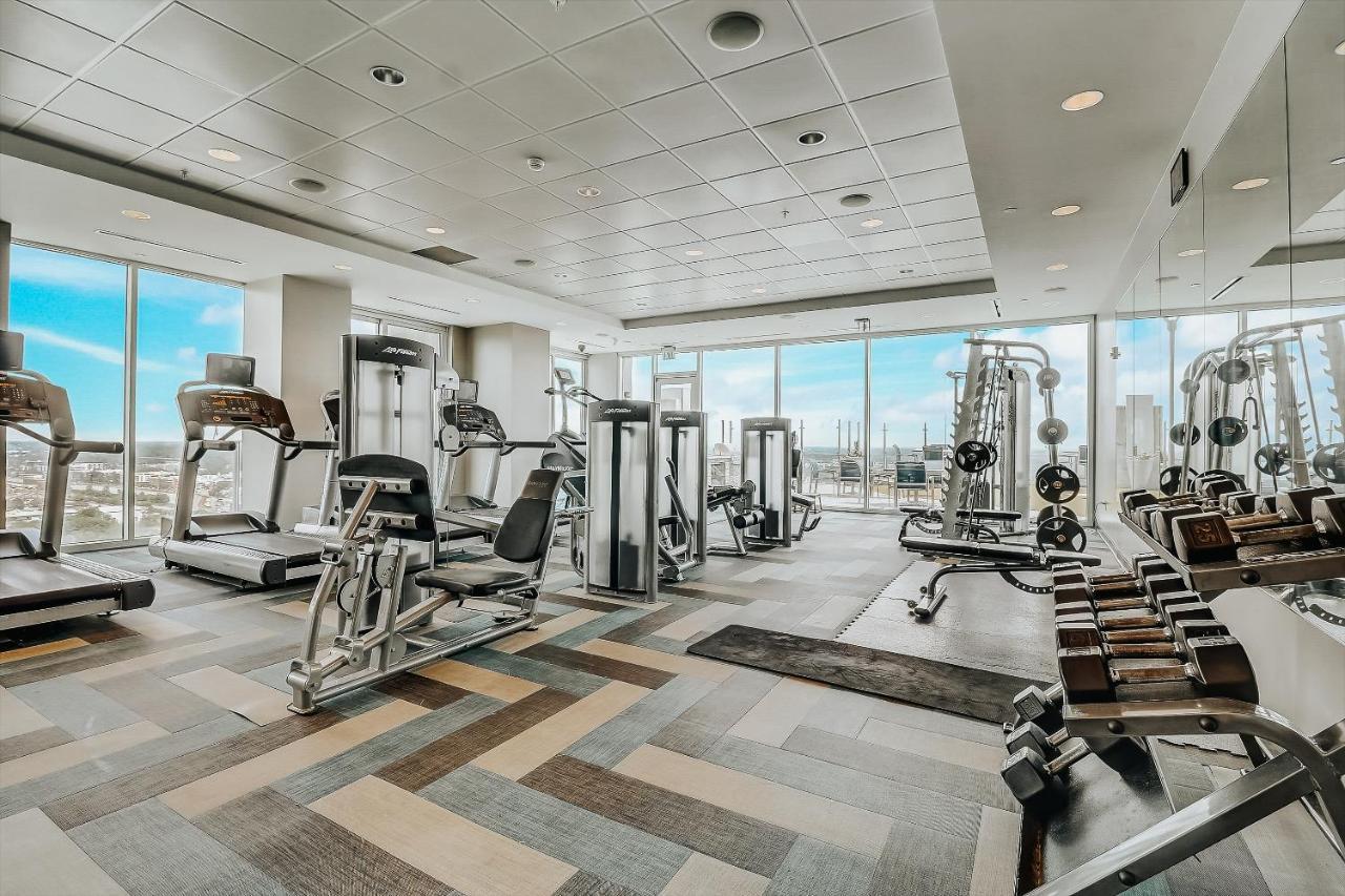 Frontdesk Uptown Apts With Views *
