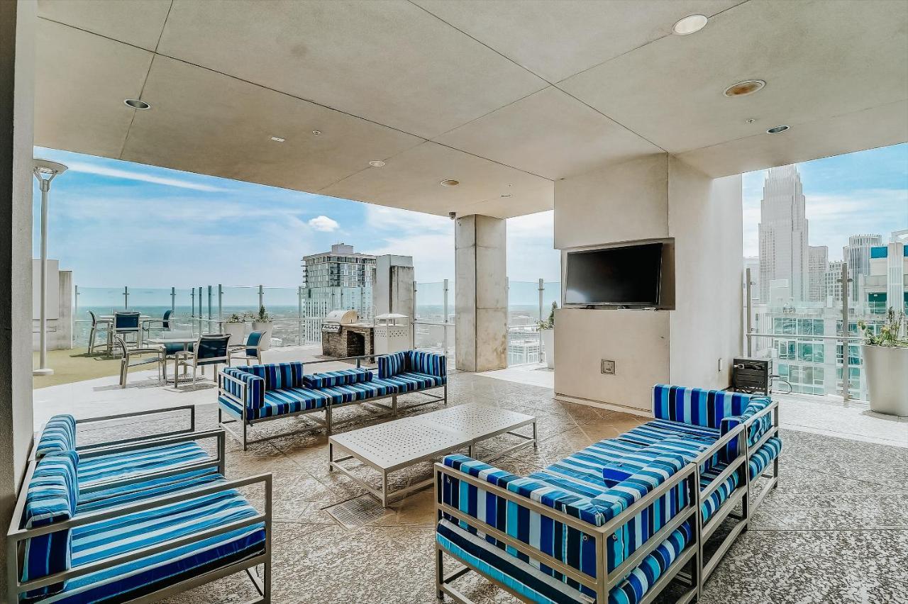 Frontdesk Uptown Apts With Views Apartment