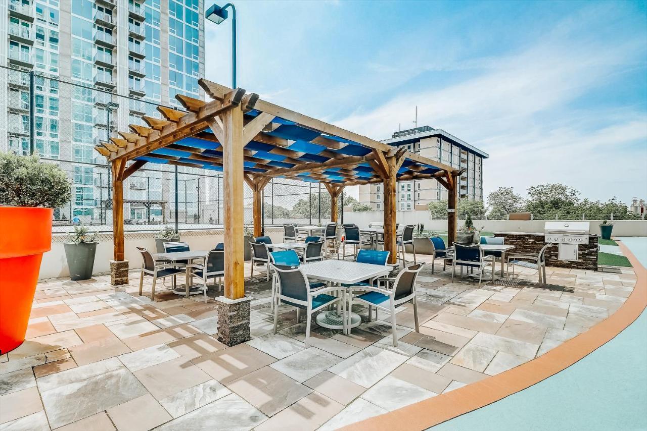Frontdesk Uptown Apts With Views *