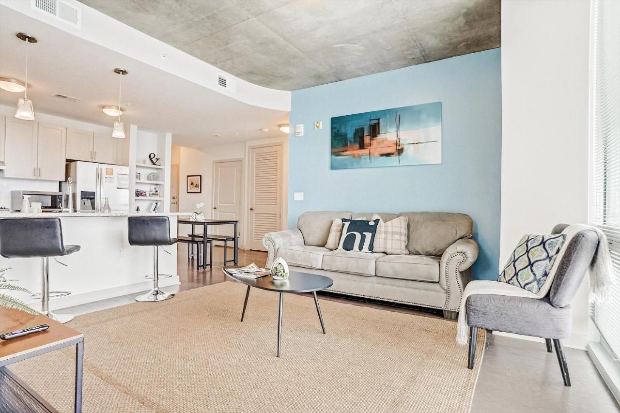Frontdesk Uptown Apts With Views