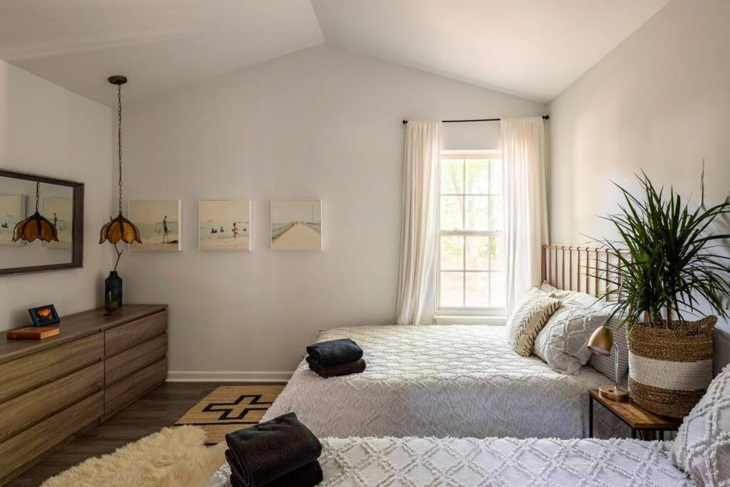 Rare Downtown Matthews Walk 2 Shops Restauraunts Hike Clt 2 Bedroom Not 3br Holiday home