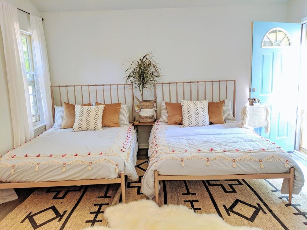 Rare Downtown Matthews Walk 2 Shops Restauraunts Hike Clt 2 Bedroom Not 3br Holiday home