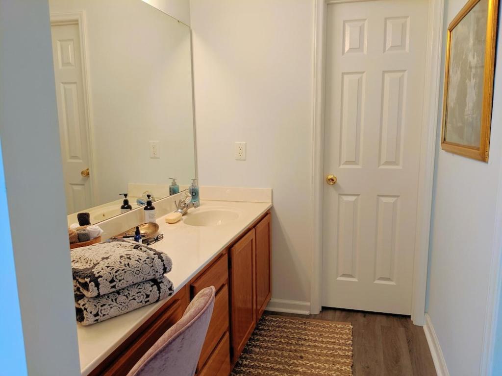 Rare Downtown Matthews Walk 2 Shops Restauraunts Hike Clt 2 Bedroom Not 3br