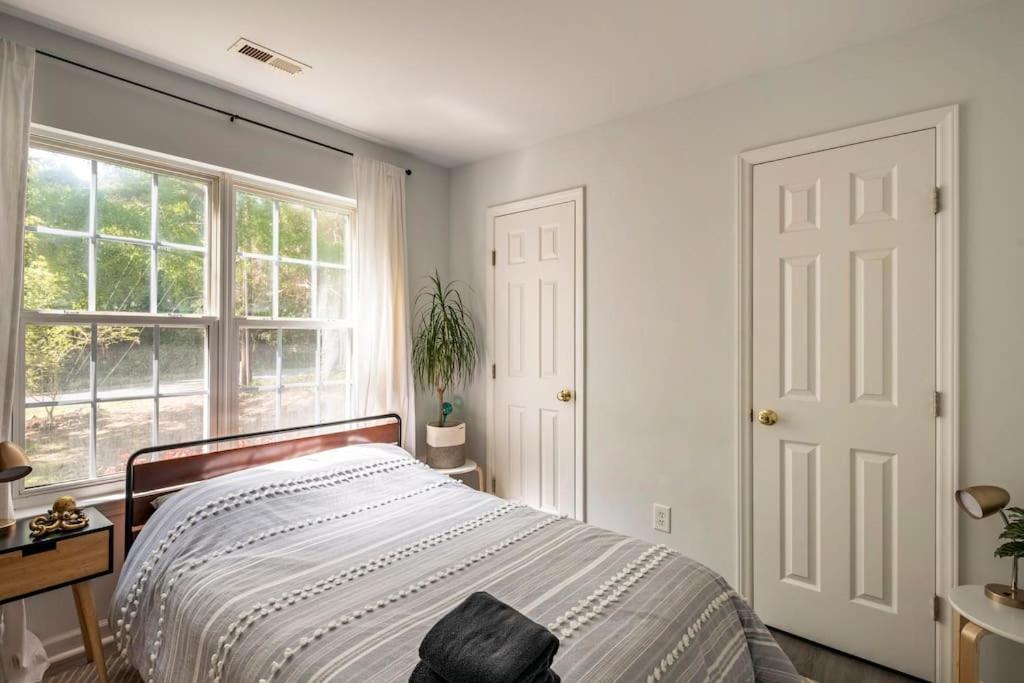 Rare Downtown Matthews Walk 2 Shops Restauraunts Hike Clt 2 Bedroom Not 3br * Charlotte