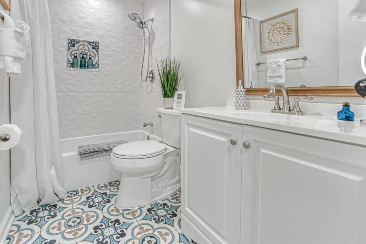 Vibrant South Clt Oasis, 3brs, Patio, Fire Pit Charlotte