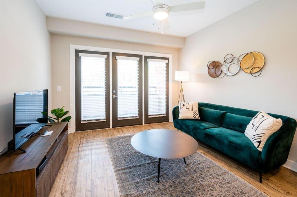 Vibrant And Spacious 1br W Pool Parking And Gym Apartment *