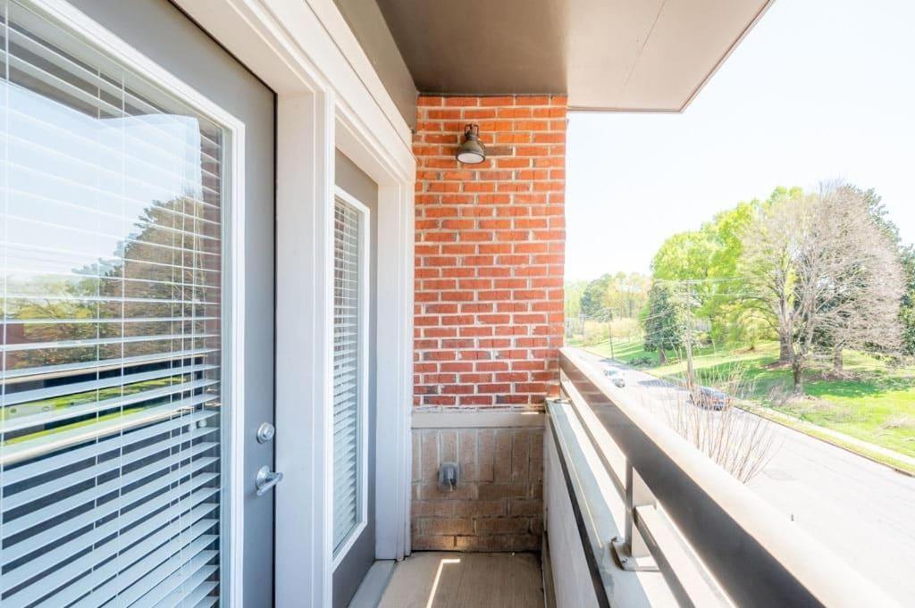 Vibrant And Spacious 1br W Pool Parking And Gym Apartment *